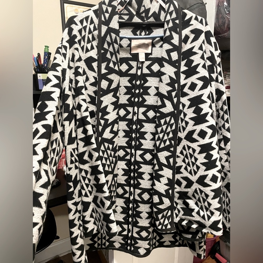 Comfy/Dressy/Elegant Gray/Black DesignedJacket, size Large, Brand new condition.